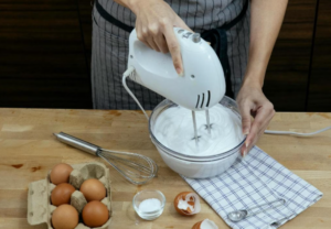 Tips Mengocok Adonan Kue agar Mengembang Merata