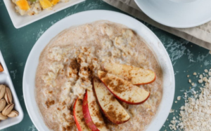 Tips Masak Sehat: Oatmeal Buah Bernutrisi