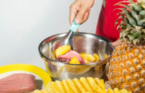 Trik Masak Daging Sapi Cepat Empuk Hanya Pakai Nanas Segar