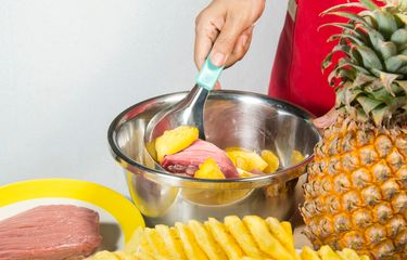 Trik Masak Daging Sapi Cepat Empuk Hanya Pakai Nanas Segar