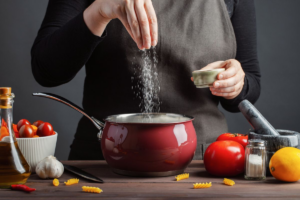 Tips Masak Tambahkan Sedikit Garam Agar Masakan Lebih Lezat